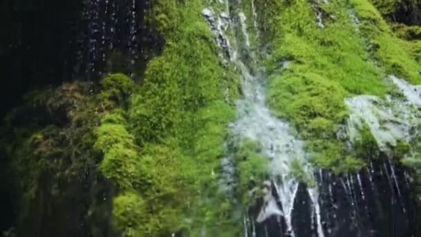 Slow Motion Waterval Plons Close Bronwater Druppels Schommels Groen Mos — Stockvideo