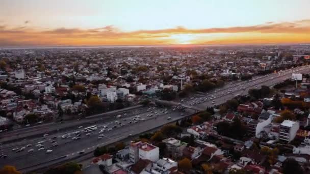 Luftaufnahme Des Verkehrs Auf Der Autobahn Buenos Aires Bei Sonnenuntergang — Stockvideo