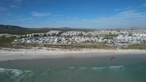 Cape Town Daki Big Bay Sahili Nde Hava Sörfçülerinin Panoramik — Stok video