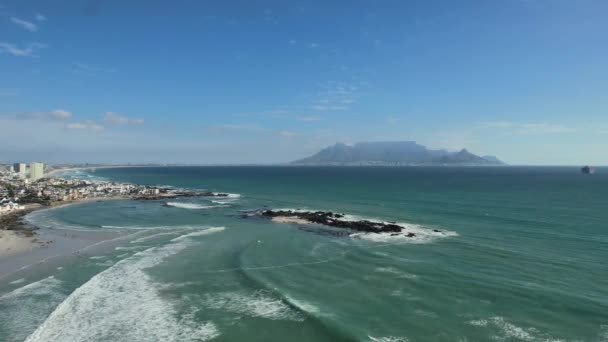 Голубые Океанские Волны Пляже Биг Бей Кейптаун Южная Африка Воздушные — стоковое видео
