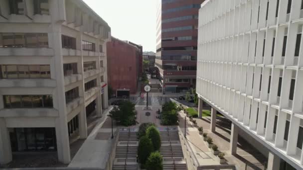 Luchtfoto Vliegen Tussen Gebouwen Het Centrum Van Wilmington Zonnige Verenigde — Stockvideo