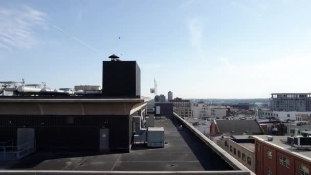 ビルの前の空中の景色 晴れたデラウェア州 米国のウィルミントンの街並みを明らかにする ドローンショット — ストック動画