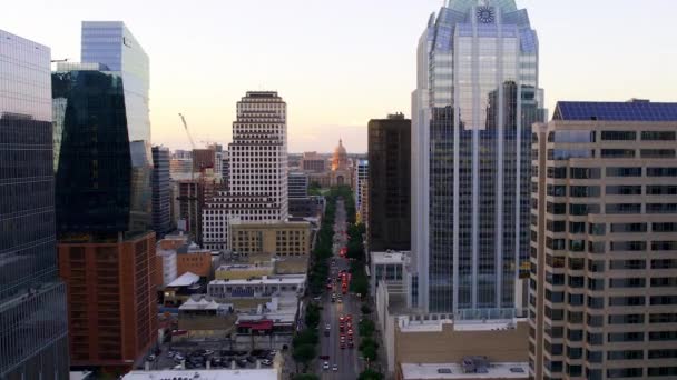 Vista Aérea Volando Entre Edificios Avenida Congress Austin Texas — Vídeos de Stock