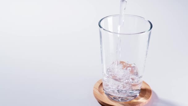 Agua Pura Vertida Primer Plano Del Vidrio Con Cámara Lenta — Vídeo de stock