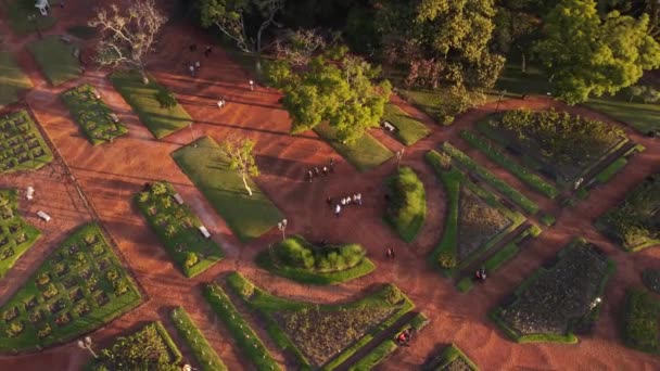 Drone Circular Vista Pessoas Caminhando Parque Rosedal Pôr Sol Palermo — Vídeo de Stock