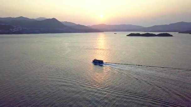 Dynamic Tracking Footage Fast Boat Coming Pier Sai Kung Town — Stock video