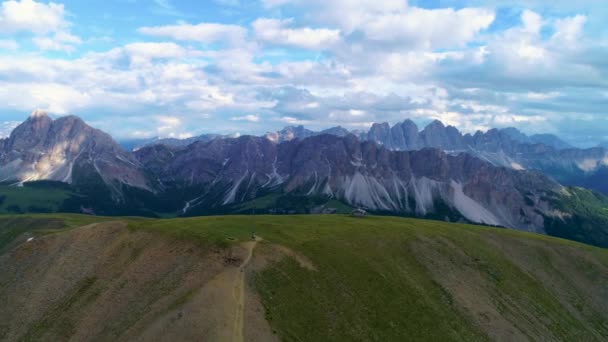 Aerial Orbit View Lush Grassy Hillside Spectacular Dolomites Mountains Backdrop — ストック動画