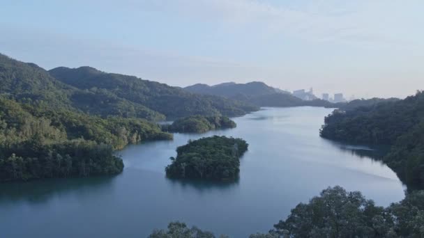 Dinámico Disparo Aéreo Ascendente Las Montañas Junto Presa Torre Control — Vídeos de Stock