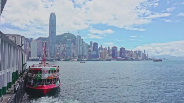 Stationary Footage Star Ferry Transportation Water Vessel Departing Its Dock — Stock video