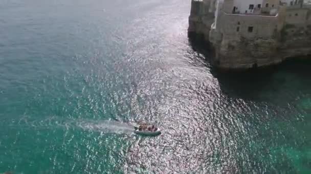 Туристическая Лодка Медленно Плывет Пляжу Полиньяно Маре Италия — стоковое видео