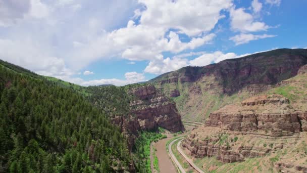 Aerial Footage Beautiful Canyon Gorge River Bottom Alpine Forest Bright — ストック動画