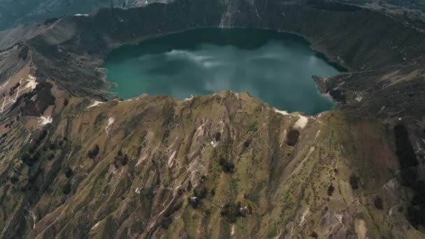 Aerial Lutning Upp Skott Quilotoa Crater Lake Inuti Vulkanen Molnig — Stockvideo