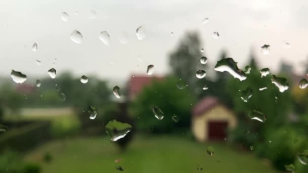 Pohled Sklo Kapkami Deště Pozadí Rozmazaná Zahrada Rodinného Domu Deštivé — Stock video