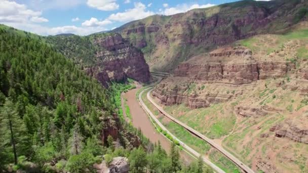Aerial Footage Flying Rocky Canyon Cliff Reveal Beautiful Wide Canyon — Stock Video