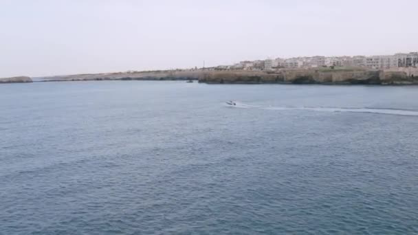 Polignano Nun Kayalıkları Önünde Hızla Giden Bir Tekneye Doğru Uçan — Stok video