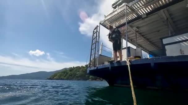 Vrouw Duikuitrusting Stapt Van Een Boot Open Oceaan — Stockvideo