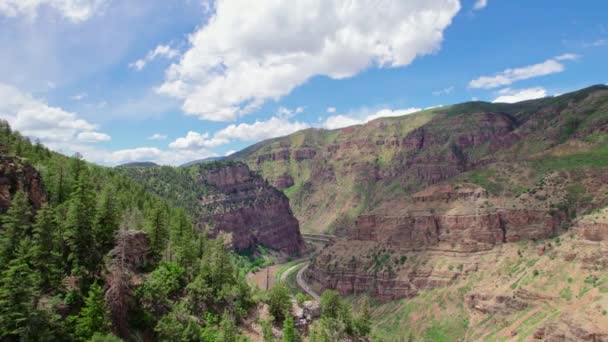 Aerial Shot Flying Backwards Alpine Forest Canyon Gorge Cliff Glenwood — Stock video