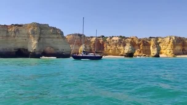 在阿尔加维美丽的岩层前航行的游艇 — 图库视频影像