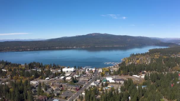 Grote Antenne Van Payette Lake Met Stad Mccall Aan Kant — Stockvideo