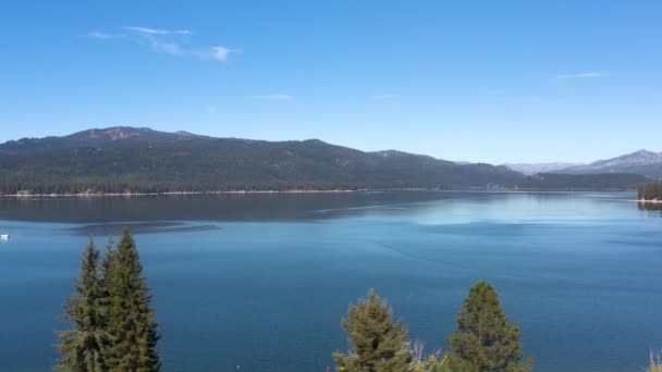 Luchtfoto Van Een Blauw Meer Cascade Mountain Range — Stockvideo