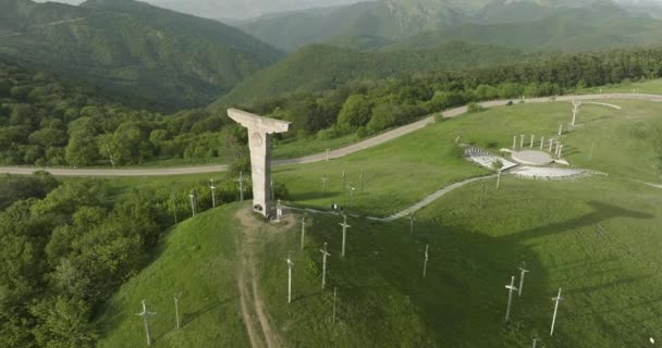 Arco Plano Aéreo Del Valle Didgori Paisaje Mágico Monumento Conmemorativo — Vídeos de Stock