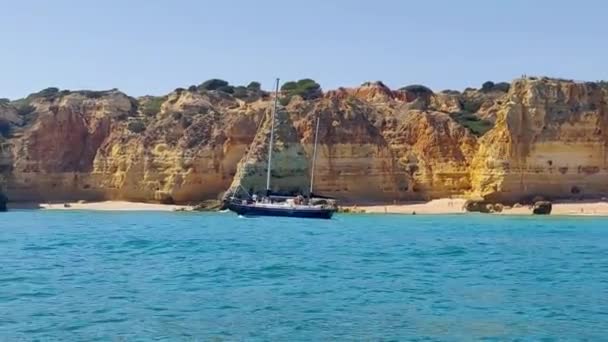 Yacht Sailing Close Portuguese Coast — Vídeos de Stock