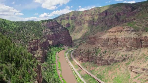 Beautiful Large Deep Rocky Canyon Covered Bright Healthy Foliage River — ストック動画