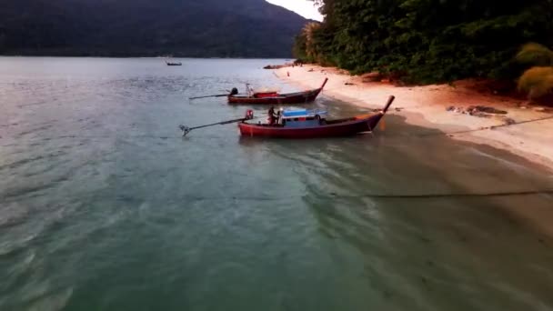 Aerial Łodzi Długodystansowych Zakotwiczonych Białej Piaszczystej Plaży Koh Lipe Tajlandii — Wideo stockowe