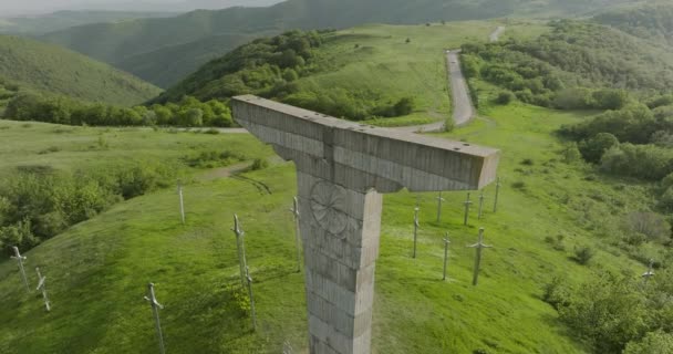 Aerial Tilt Shot Memorial Monument Didgori Valley Georgia — Vídeos de Stock