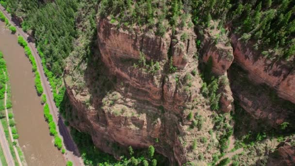 Drone Záběry Kroužení Nad Velkým Strmým Kaňonem Soutěsky Útes Pokrytý — Stock video