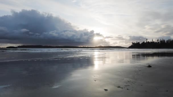 Slow Motion Video Waves Crashing Beach Cloudy Sunset Background — Vídeos de Stock