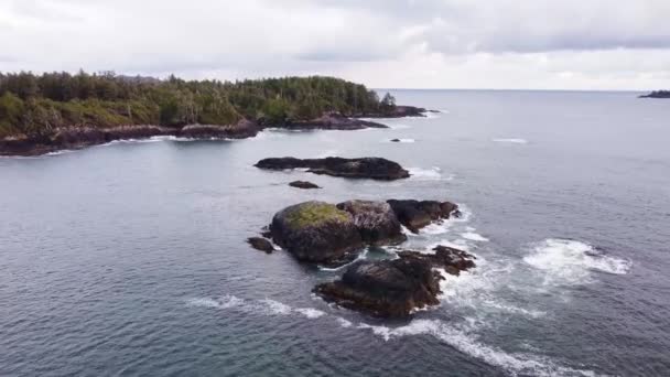 一架无人驾驶飞机向海面上的一些大石头倾斜而下 位于加拿大温哥华岛Tofino — 图库视频影像