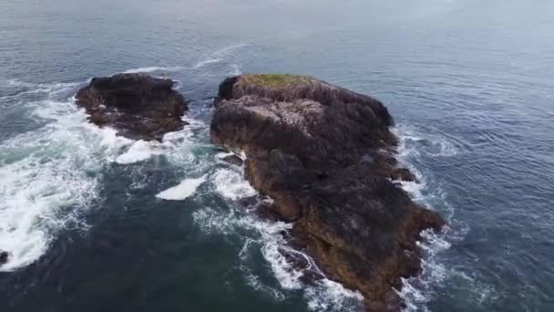 回転するドローンのビデオは 海の上のいくつかの大きな岩を旋回します カナダバンクーバー島トフィーノに位置 — ストック動画