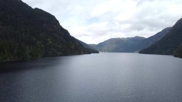 Een Panning Drone Video Een Meer Tussen Twee Bergen Een — Stockvideo