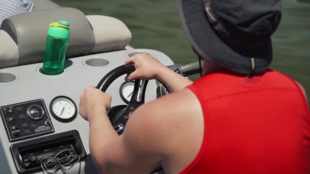 Man Driving Pontoon Boat Lake — Video Stock
