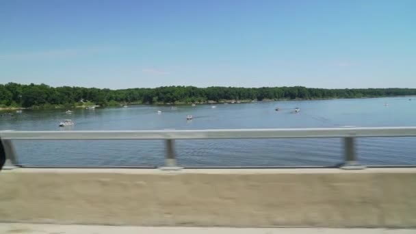 Guidare Sul Ponte Che Affaccia Lago — Video Stock