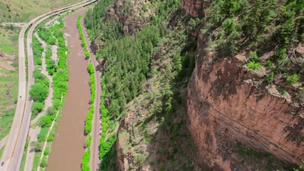 Tiro Aéreo Voando Para Baixo Cara Fora Rocky Canyon Gorge — Vídeo de Stock