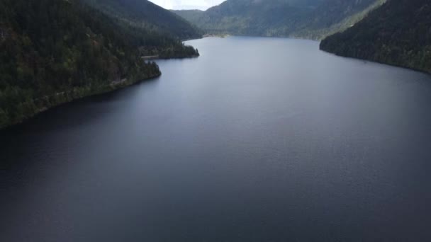 Przechylający Się Filmik Dronem Ukazujący Jezioro Pomiędzy Dwoma Górami Słoneczny — Wideo stockowe
