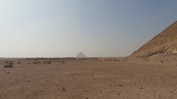 埃及开罗Dahshur蓝天死城红色金字塔的沙漠景观 — 图库视频影像