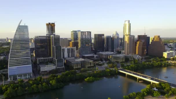 Austin Şehir Merkezinin Colorado Nehrinin Hava Görüntüsü Sıcak Yaz Akşamı — Stok video