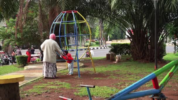 City Park Atmosphere Mom Daughter Play City Garden Semarang Indonesia — Stockvideo