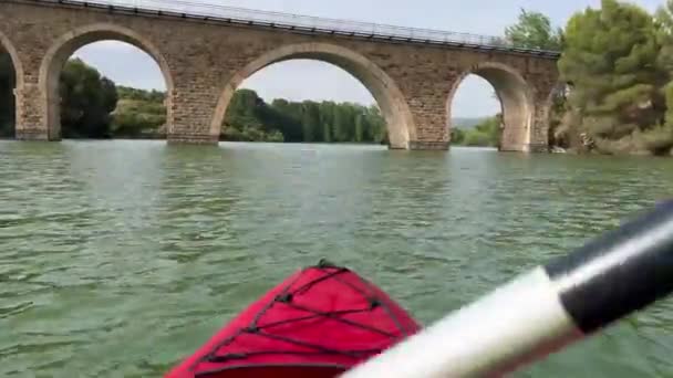 Červené Kajaky Kloužou Zelené Řece Španělsku Projíždějí Pod Železničním Mostem — Stock video