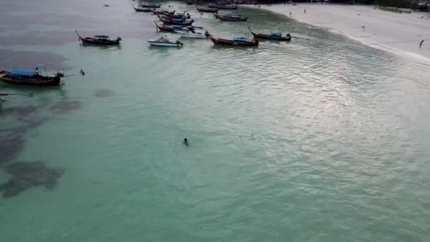 Muchos Barcos Cola Larga Anclados Mar Andamán Isla Koh Lipe — Vídeo de stock