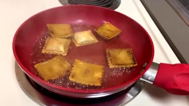 Rundvlees Ravioli Koken Een Pan Van Olie Water — Stockvideo