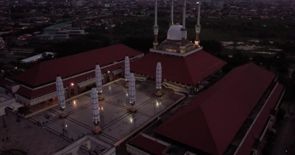 Posuvná Střela Bezpilotního Letounu Ukazuje Siluetu Velké Mešity Během Západu — Stock video