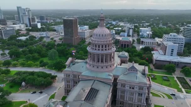 德克萨斯州国会大厦和奥斯汀德州穹顶的空中轨道 Tx天际线在远处得克萨斯州州长Abbott的家 — 图库视频影像