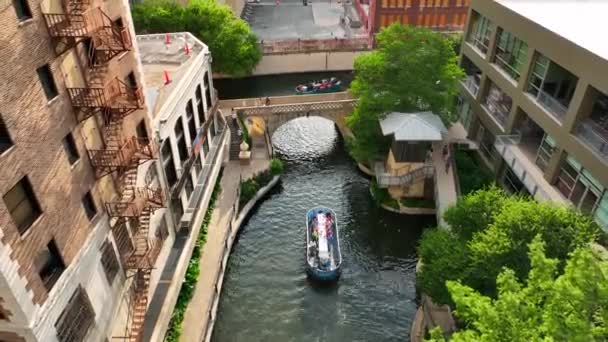 Barco Barcaça Passa Sob Ponte Lado San Antonio River Walk — Vídeo de Stock