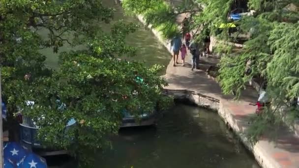 Tourist Families Enjoy San Antonio River Walk Barge Passes Urban — Video Stock