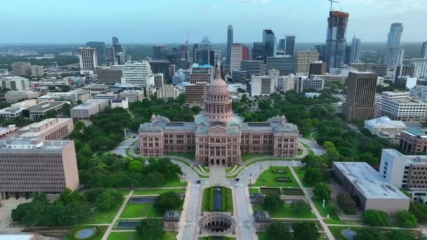 Austin Texas Skyline State Capitol Building Retirada Aérea Revelar Estableciendo — Vídeo de stock