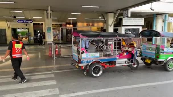 Tuk Tuk Taxis Waiting Customers Hua Lamphong Bangkok Railway Station — Video Stock